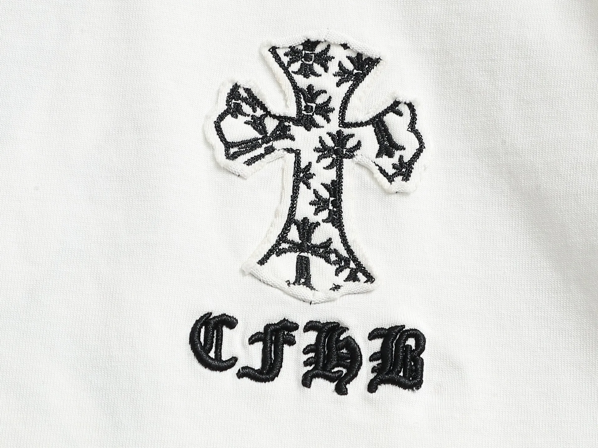 🅿️230 𝗖𝗵𝗿𝗼𝗺𝗲 𝗛𝗲𝗮𝗿𝘁𝘀/Cro Heart 2025 Cross Patch Embroidery Summer New Original Counter American Acid Washed Old Laser Burnt Patch Embroidery Couple Casual Short Sleeve T-shirt 👑The highest version! Customized fabric 300g double yarn! American acid-washed and distressed original fabric laser burnt ✟appliqué embroidery and exquisite embroidery of letters! The best-selling model at the counter. It is very comfortable to wear. It is low-key yet luxurious. It is very classy when worn. The large version and tailoring are needless to say. The upper body is exquisite and vivid👍High-end first-class materials. A truly palace-level product. The cotton from Turkey is of outstanding quality. After heavy washing, the clothes are very soft! Not picky, the upper body is absolutely stylish and extremely luxurious. Auxiliary materials: The original model has been authenticated and labeled ➕100% silk washed with water label. Genuine purchase-grade original hangtag➕matching hanging rope➕3D hanging beads➕original packaging bag. Craftsmanship: The original version has consistent wiring! The highest version of the armhole matching technique! Countless times of pattern making to 100% restore the original appearance! The correct version is the same for men and women, super eye-catching, super good-looking, and super atmospheric! Color: White Black Size: S-XL